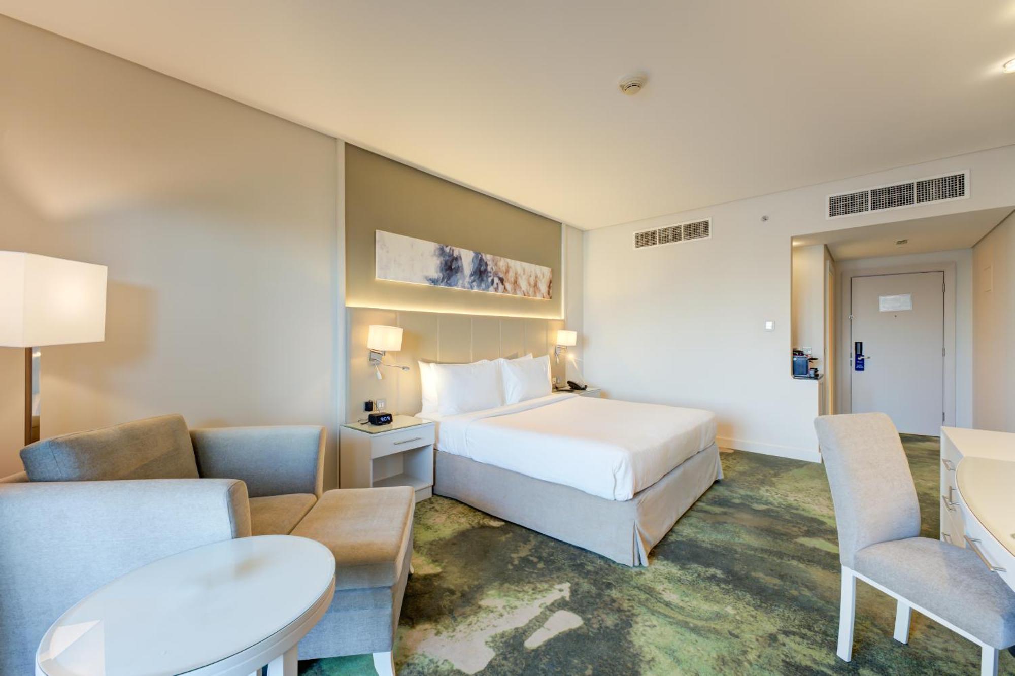 Lake View Deluxe King Room - Shuttle Service to JBR Beach and Access to The Market Mall,1638477095:JPEG