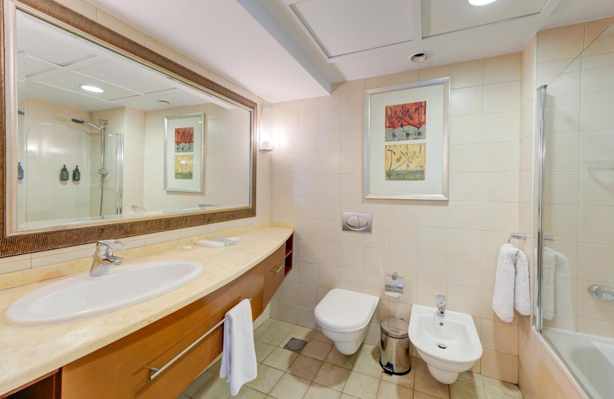 Two-Bedroom Apartment with Balcony and Lake View